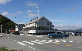 Ulvsvåg Gjestgiveri og Fjordcamping AS